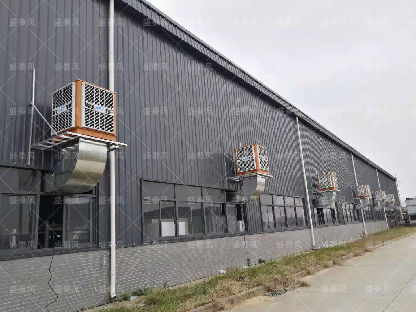 工廠車間降溫通風(fēng)用水冷空調(diào)與壓縮空調(diào)之間的效果對(duì)比，一目了然