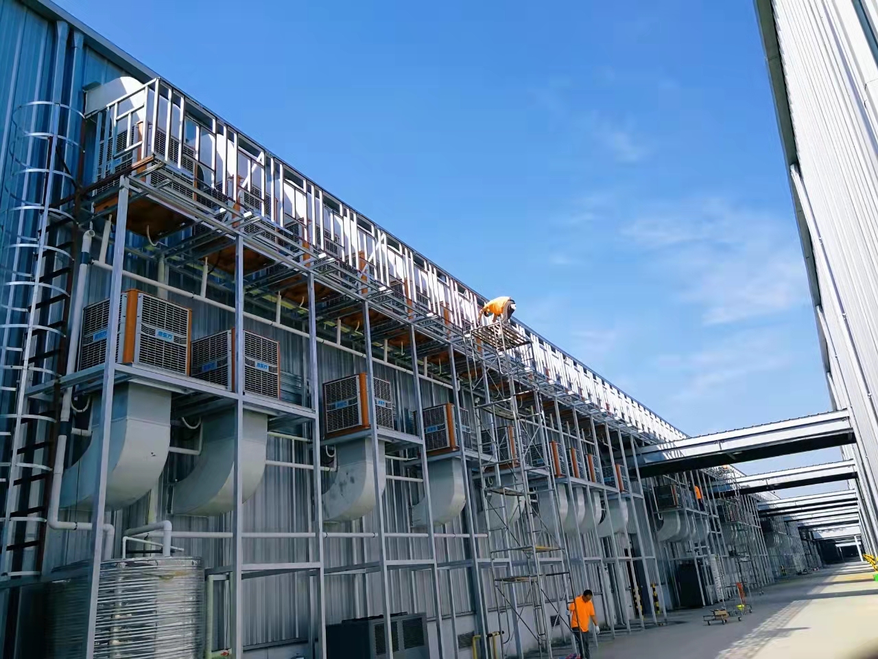 夏季大型鋼結(jié)構(gòu)倉庫降溫有哪些高效又省成本的降溫設(shè)備？