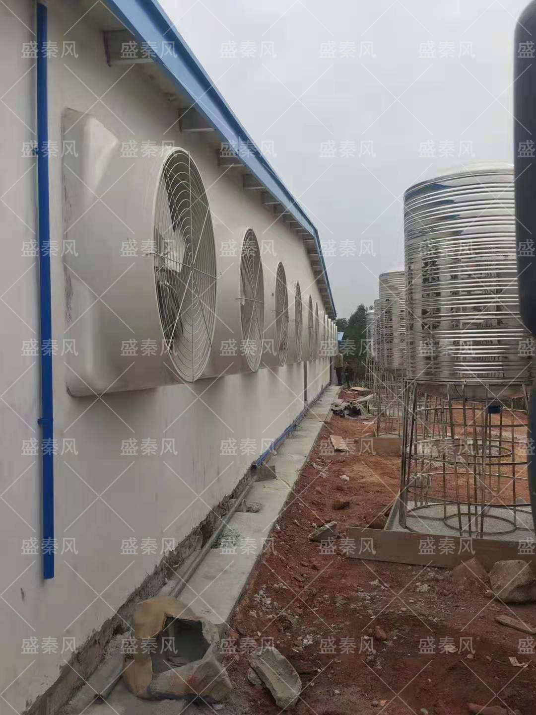 為什么選擇了環(huán)保空調(diào)降溫還要使用負(fù)壓風(fēng)機(jī)？武漢廠房降溫廠家告訴您