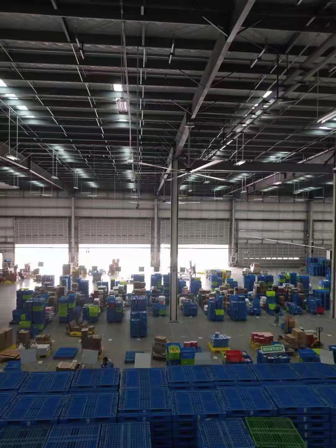 工業(yè)大吊扇應(yīng)用在電商倉(cāng)儲(chǔ)降溫物流中心通風(fēng)降溫的作用與好處？