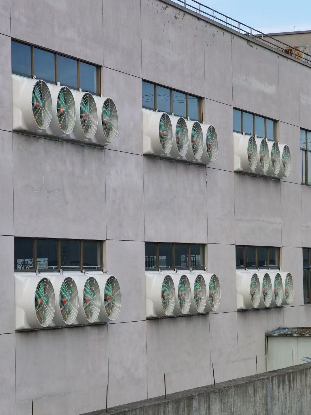 工廠通風(fēng)玻璃鋼負(fù)壓風(fēng)機(jī)有什么特點(diǎn)？有哪些安裝注意事項(xiàng)