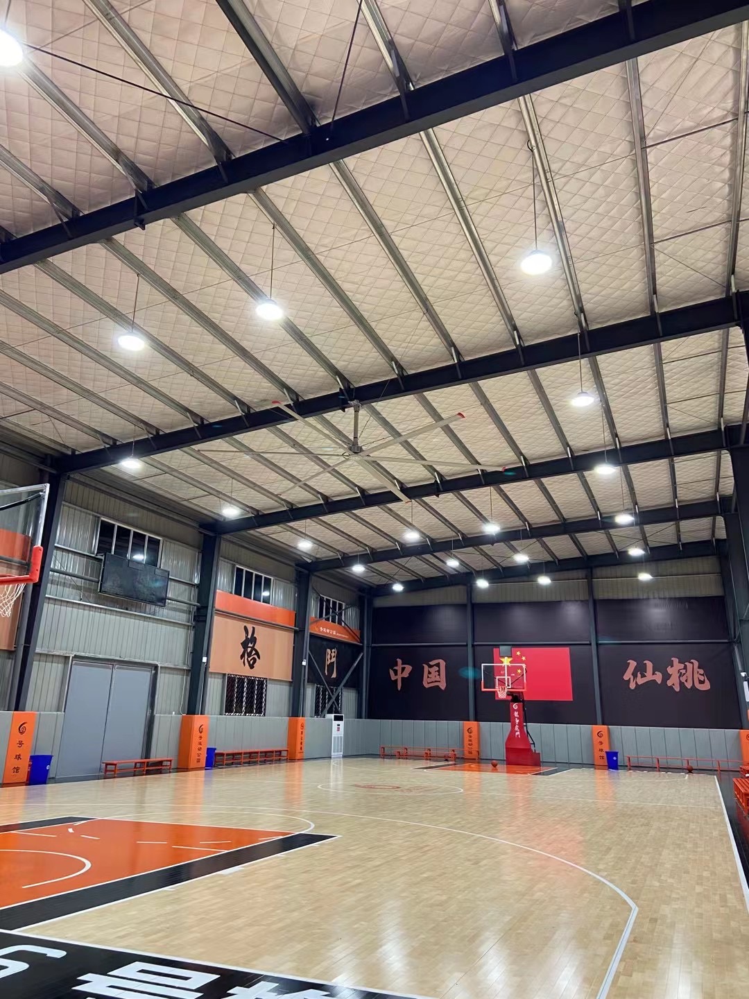 大型廠房通風(fēng)降溫選擇工業(yè)大風(fēng)扇需要注意哪些方面？