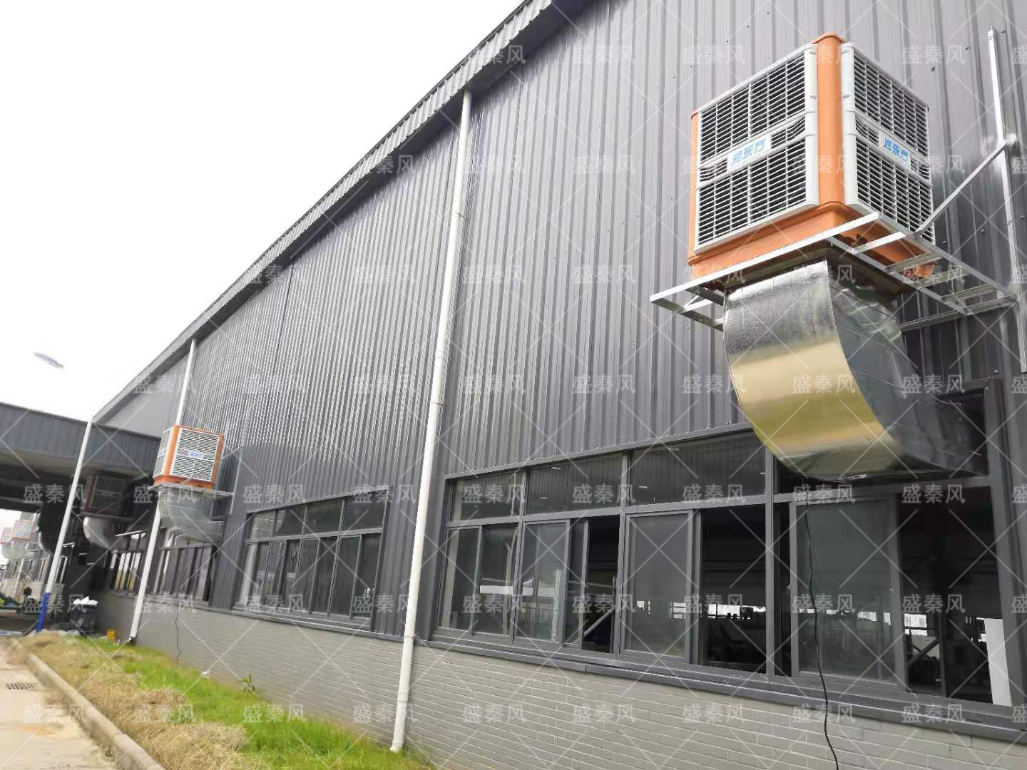 為什么選擇冷風(fēng)機來解決廠房車間通風(fēng)降溫的問題？冷風(fēng)機廠家告訴您