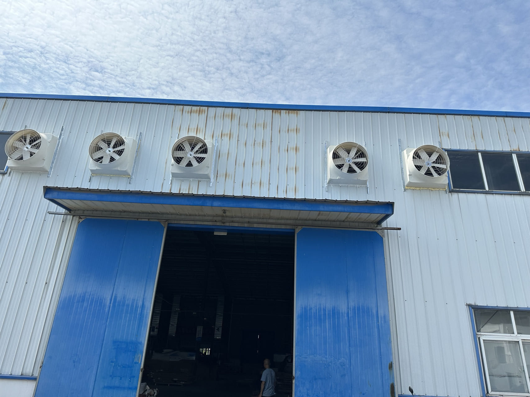 注塑車間通風設(shè)備為何選擇負壓風機？有哪些注意事項