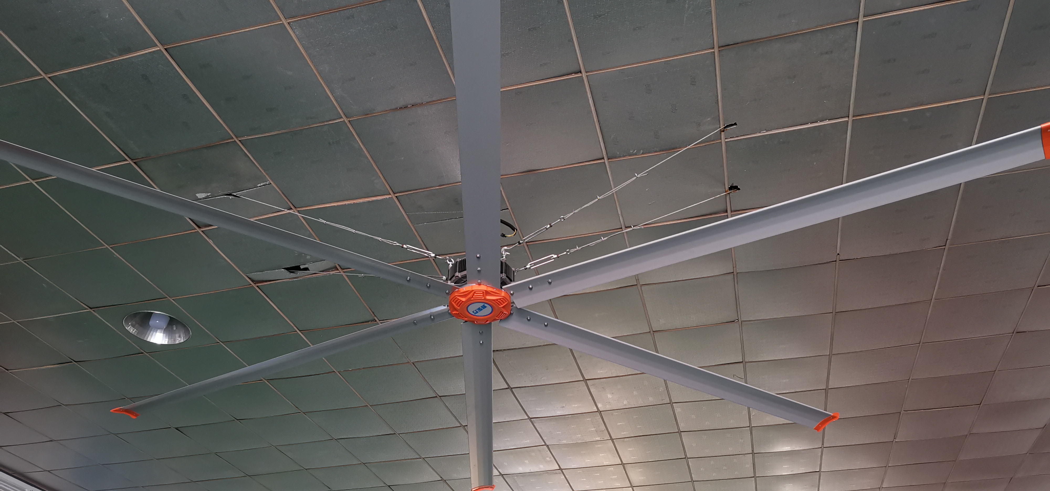 注塑車間使用潤東方工業(yè)大風扇，通風換氣就用永磁伺服直驅