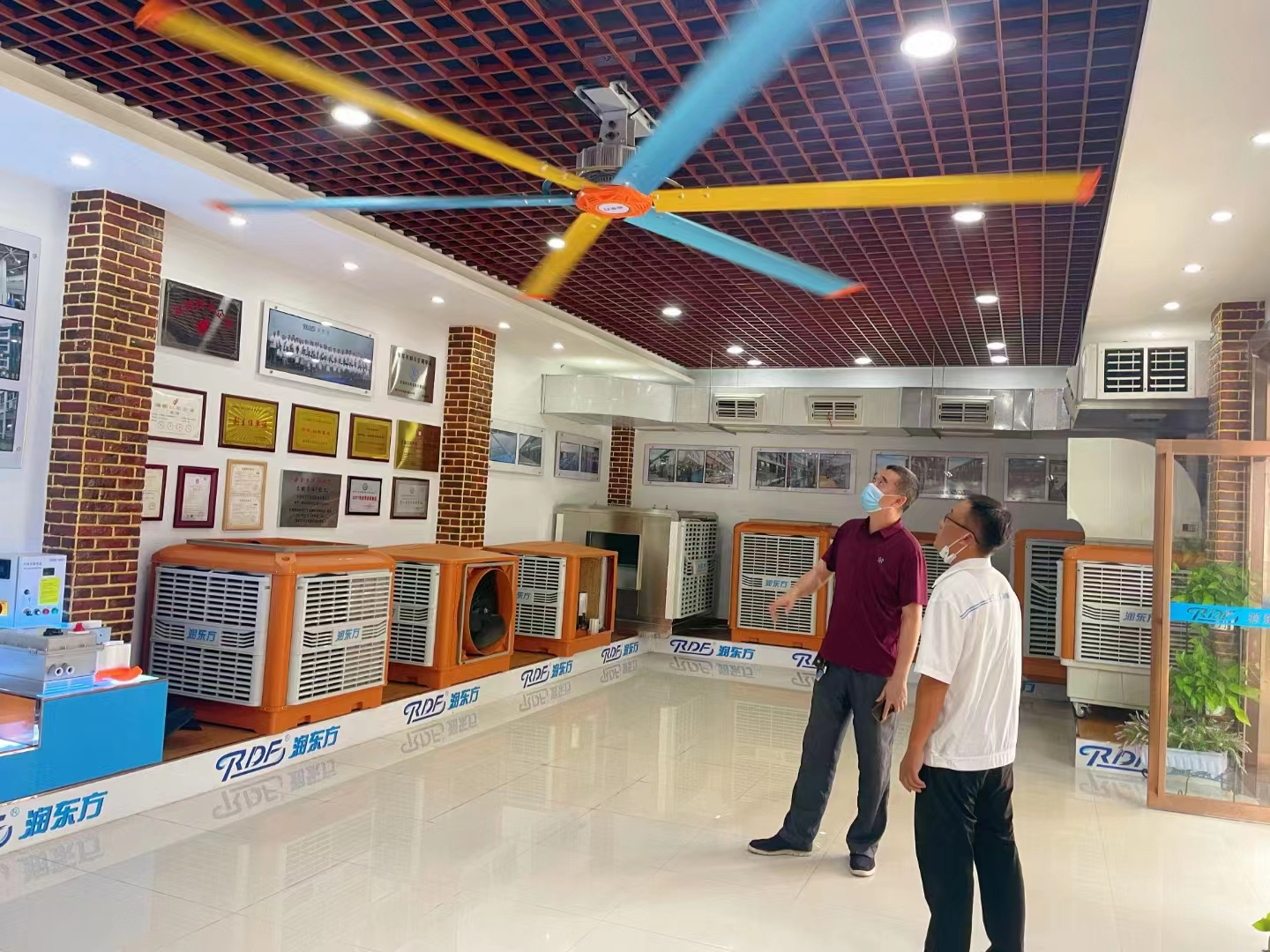 大型工業(yè)吊扇的特點(diǎn)與優(yōu)勢(shì)是什么？湖北工業(yè)吊扇廠家解答