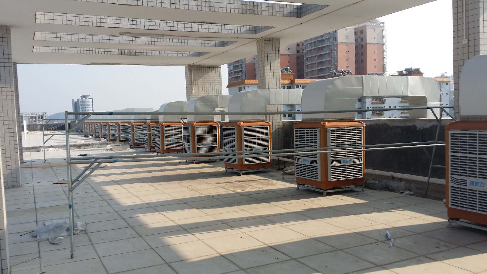 室內(nèi)車間降溫12℃！湖北某食品有限公司車間使用扇機(jī)組合的工程案列...