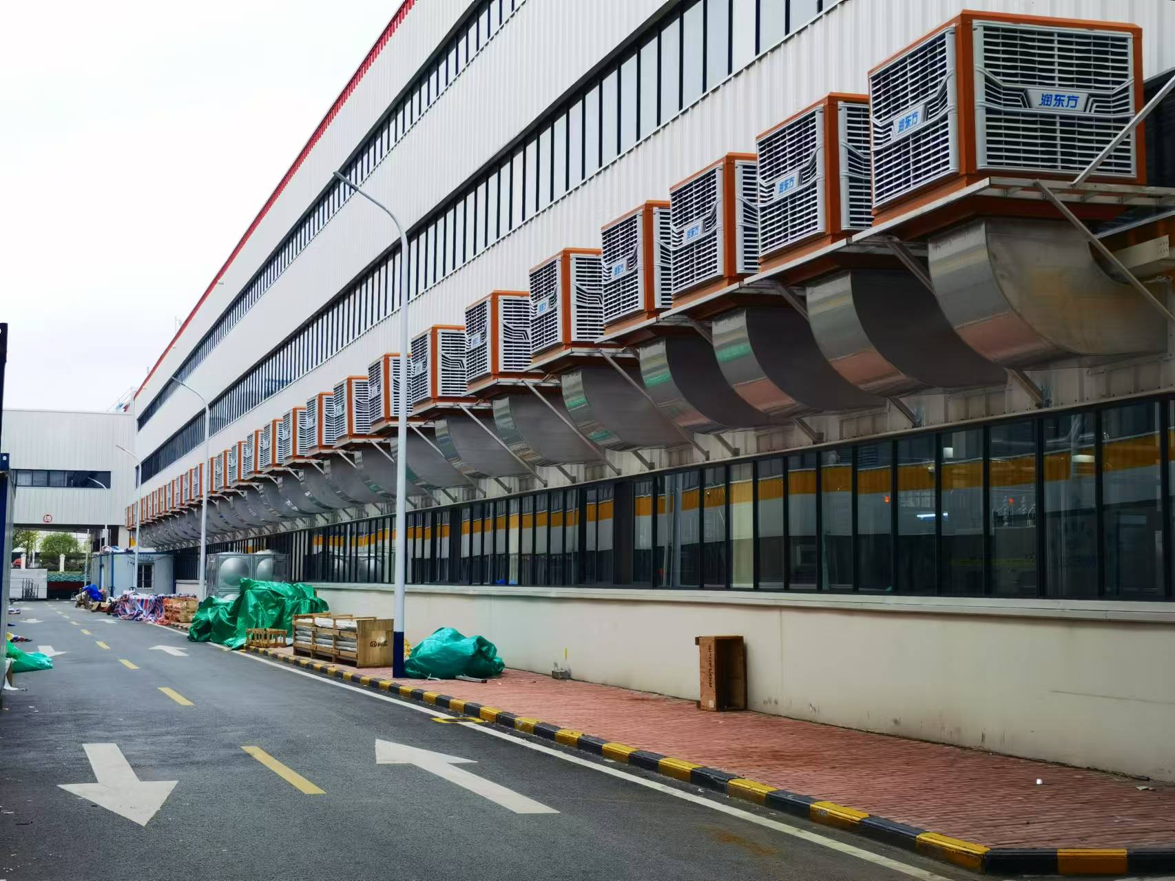 工廠車間通風(fēng)降溫設(shè)備環(huán)?？照{(diào)的特點(diǎn)及優(yōu)點(diǎn)都有哪些？