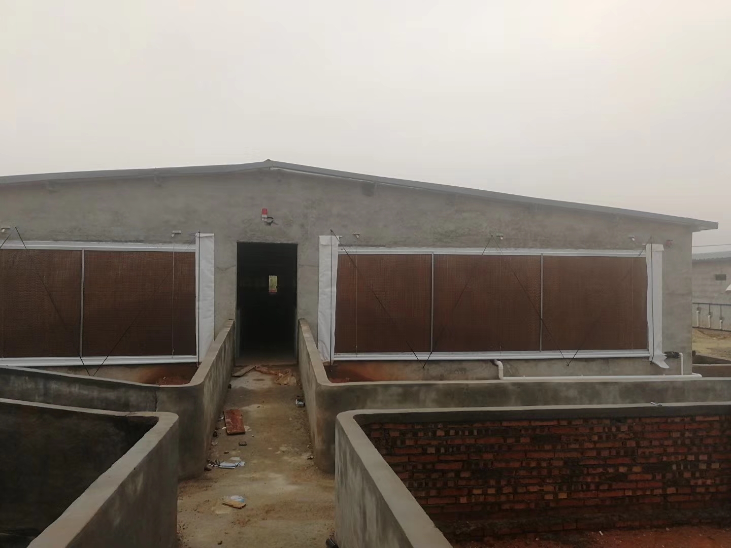 夏季豬場(chǎng)降溫的設(shè)備有哪些？濕簾降溫是首選