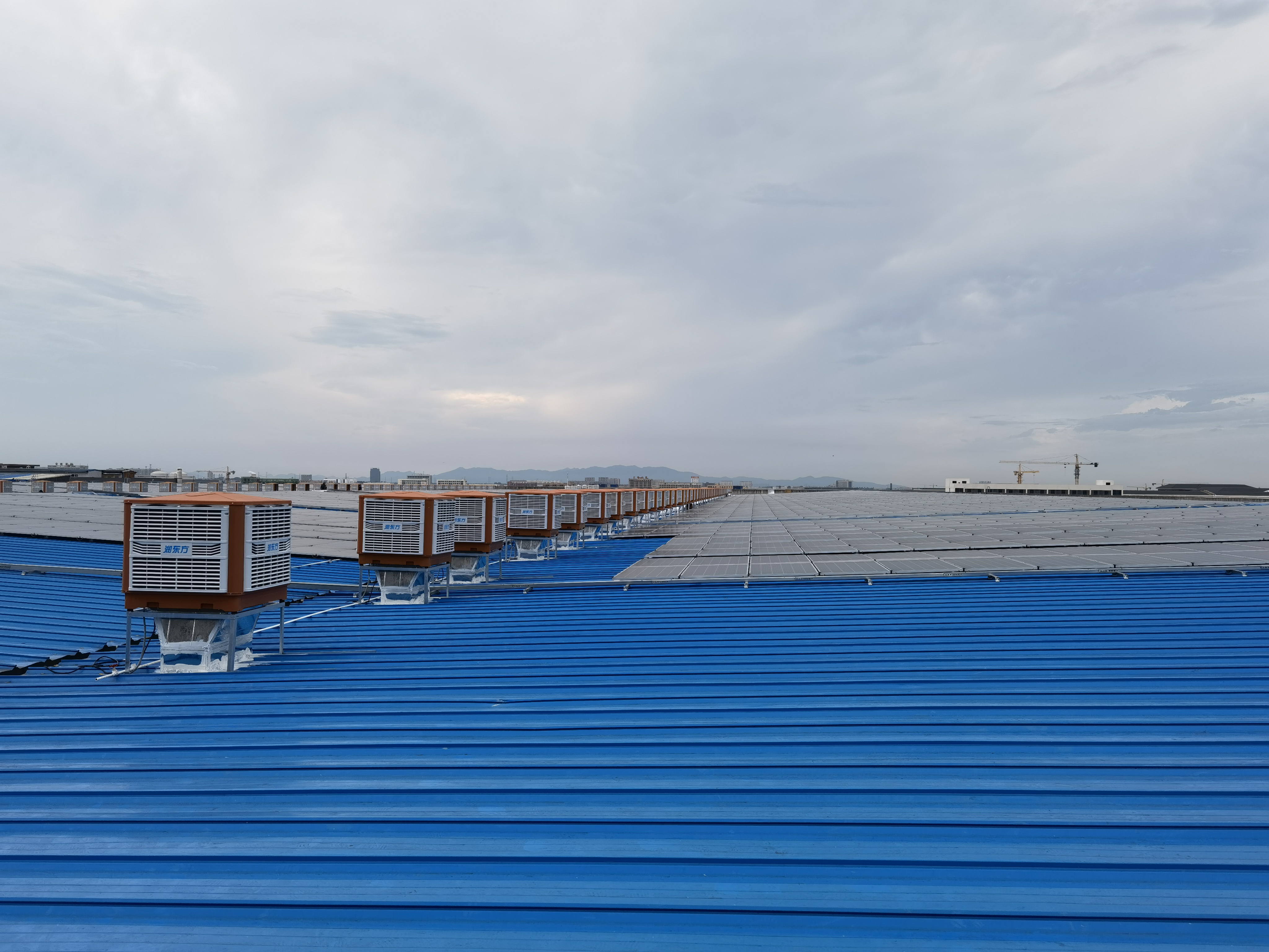 鋼結(jié)構(gòu)廠房降溫要考慮哪些因素？有什么低成本的省錢車間降溫方案？